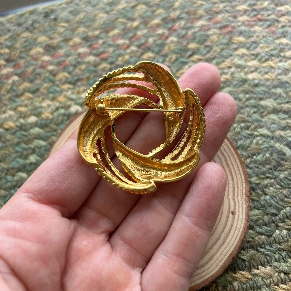Vintage Napier Gold Tone Wreath Brooch Textured Rope Swirl Pin Classic Old Money